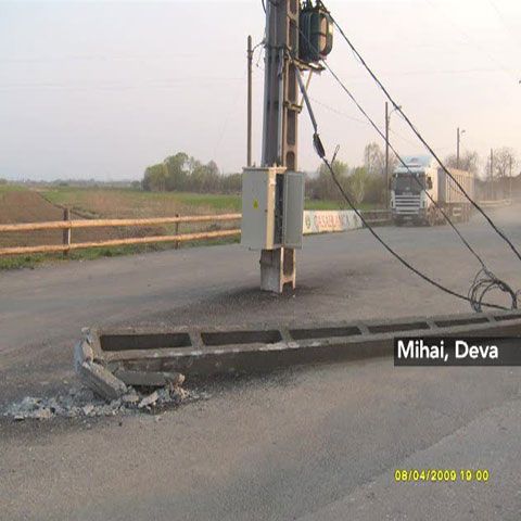 Un stâlp a căzut pe DN66