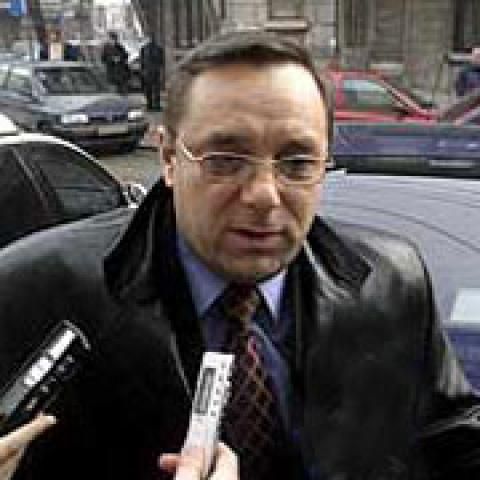 Un grup de revoluţionari au protestat în faţa sediului central al PSD