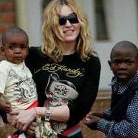 Madonna cere ajutorul cetăţenilor din Malawi