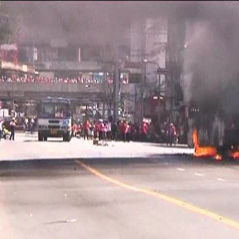 Cel puţin un mort şi 100 răniţi, în urma ripostei soldaţilor, la Bangkok 