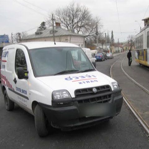 Tramvai blocat din cauza unei maşini parcate neregulamentar