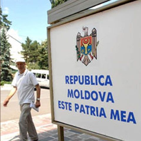 Studenţii moldoveni din România care vor să meargă acasă sunt interogaţi în vămi