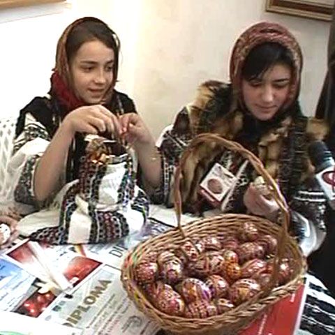 Meşterii populari din Bucovina, renumiţi pentru măiestria cu care încondeiază ouă