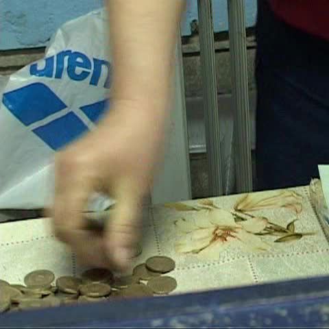 Un orădean şi-a achitat datoria în monede de 10 şi de 50 de bani 