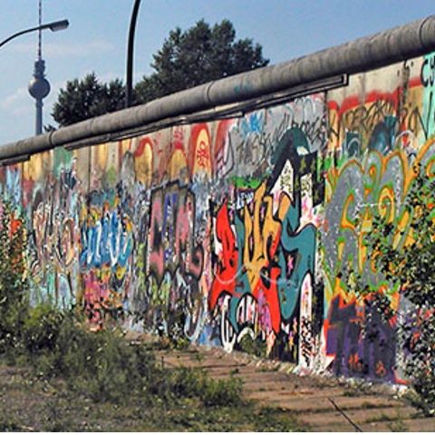 Picturile murale de pe rămăşiţele Zidului Berlinului vor fi restaurate