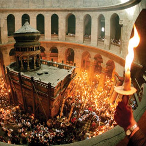 O delegaţie a Patriarhiei Române a adus, de Paşte, Lumina Sfântă de la Ierusalim