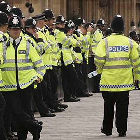 Un poliţist a fost demis după ce a lovit o protestatară la summit-ul G20 - VEZI VIDEO