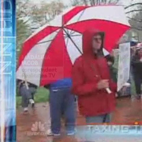 Mii de americani au aruncat cu pliculeţe de ceai în Casa Albă în semn de protest