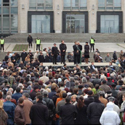 Arestările au continuat la Chişinău miercuri, în ciuda anunţului lui Voronin de amnistiere a protestatarilor
