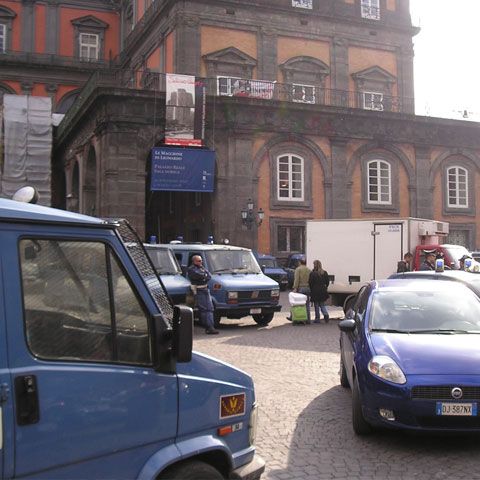 Doi români suspectaţi de crimă au fost arestaţi de poliţia italiană