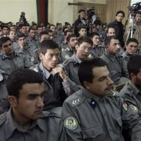 În timp ce SUA vrea suplimentarea numărului de soldaţi în Afganistan, poliţiştii afgani sunt aruncaţi în luptă fără echipament şi neinstruiţi