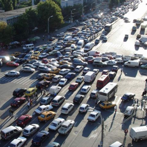 Aproape 6.000 de maşini pe oră pe şoselele din România, potrivit unui studiu