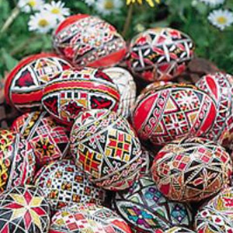 Femeile din satul gorjean Buzeşti au pregătit cozonaci şi ouă roşii 