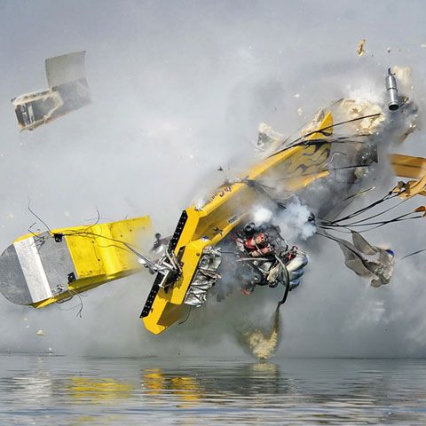 VIDEO / Accident incredibil! Pilotul unei bărci de mare viteză a scăpat însă cu viaţă