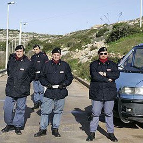 Poliţia a eliberat 48 de români exploataţi la o fermă din Italia