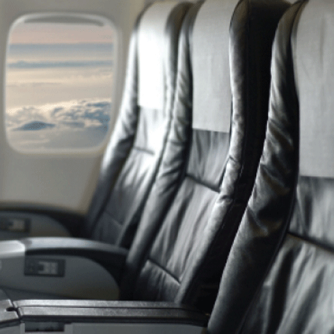 Culmea tupeului: un bărbat şi-a înşelat soţia care dormea lângă el