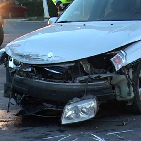 Un şofer beat a intrat cu maşina într-o ambulanţă aflată în misiune, în Constanţa