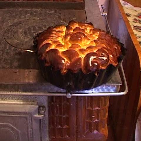 Pe uliţele din Bucovina se simte miros de cozonac şi pască 