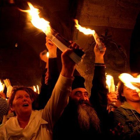 Credincioşii din Braşov şi Sibiu au luat în acest an Lumină adusă direct de la Mormântul Sfânt