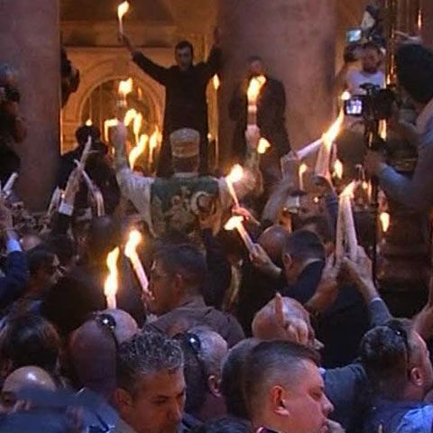 Lumina sfântă se aprinde în fiecare an, de Paşte, la Ierusalim