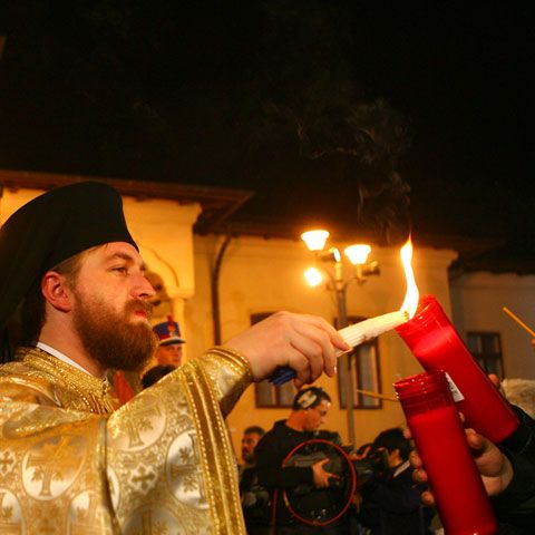 Milioane de români din toată ţara au mers să ia lumina Învierii lui Hristos