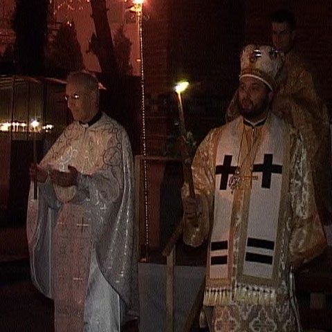 Sute de greco-catolici din Capitală au sărbătorit noaptea Învierii 