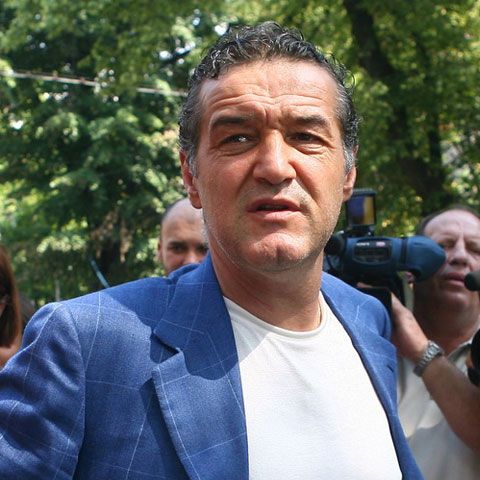 Gigi Becali şi-a făcut loc la Înviere cu ajutorul poliţiştilor comunitari 