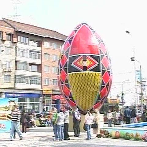 În centrul Sucevei a fost amplasat un ou de peste şapte metri
