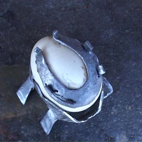 Un fierar din Macea, judeţul Arad, s-a specializat în potcovit ouă