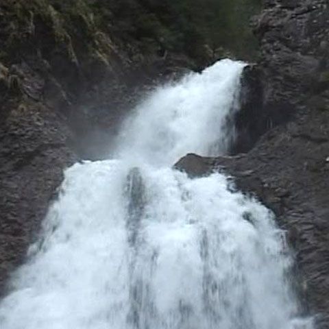 Un tânăr de 20 de ani a murit după ce a căzut într-o cascadă