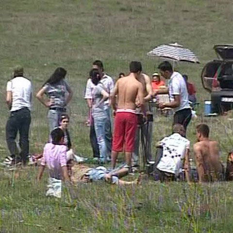 Mulţi români au petrecut Paştele în aer liber, cu friptură de miel şi mititei 