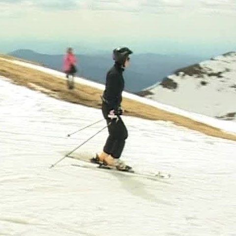 Zeci de turişti au ales să petreacă prima zi de Paşte pe pârtiile de la Cota 2000