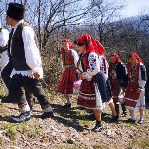 Fetele din Bistriţa-Năsăud sunt stropite cu parfum în a doua zi de Paşte 