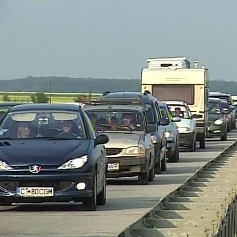 La intrarea în Bucureşti s-au format coloane de maşini de câţiva kilometri 