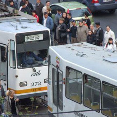 Un băiat a stat agăţat în spatele tramvaiului în timp ce acesta mergea