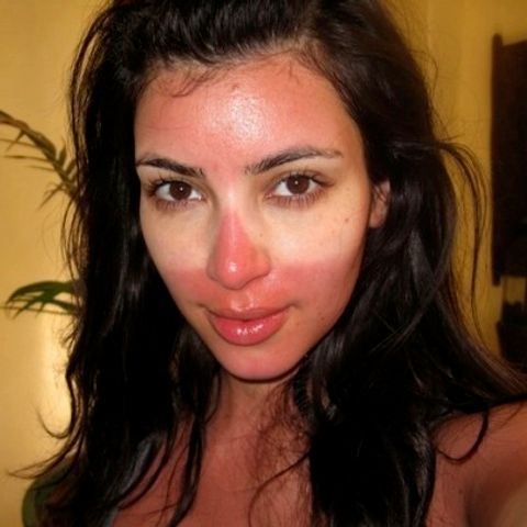 Kim Kardashian, prăjită bine la plajă - VEZI FOTO