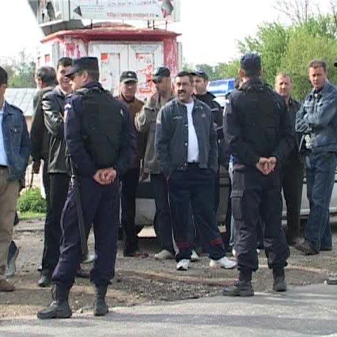 Angajaţii unei fabrici de mobilă din Dâmboviţa au protestat traversând fără încetare un drum naţional