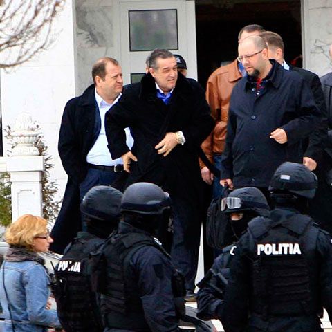 Doi dintre bodyguarzii lui Becali au făcut cereri de eliberare provizorie