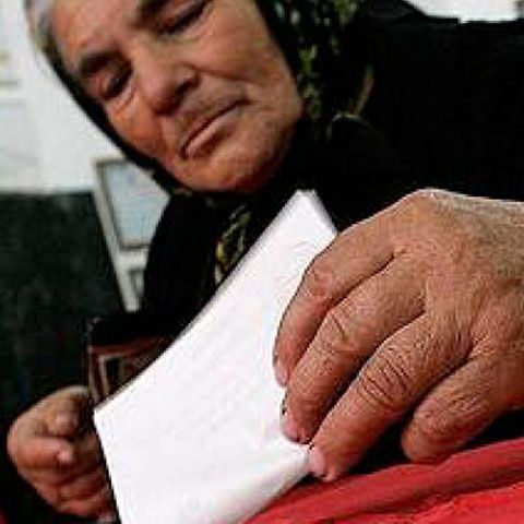 Comuniştii moldoveni rămân fără majoritatea dorită în Parlament chiar şi după renumărarea voturilor