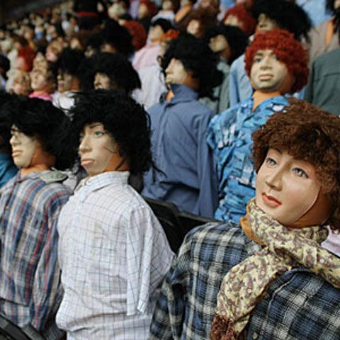 Rugbyişti englezi, susţinuţi de o galerie de păpuşi gonflabile