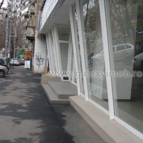 Chiriile pentru spaţiile comerciale din Capitală au scăzut cu până la 50% în primele trei luni 