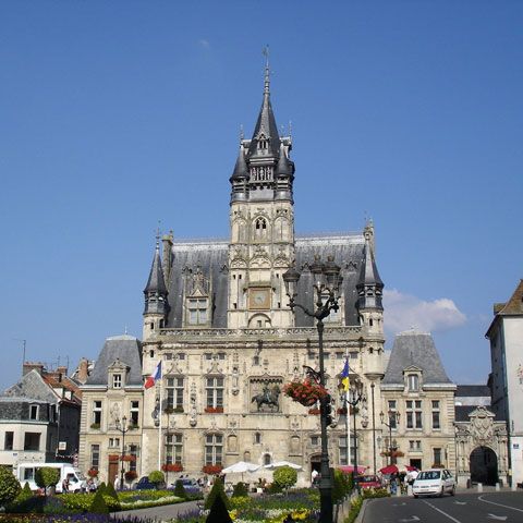 Muncitori francezi ameninţaţi cu şomajul au atacat o clădire guvernamentală