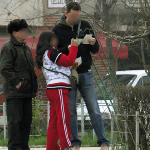 Femeia care dorea să vândă doi copii a fost reţinută de poliţie pentru 24 de ore
