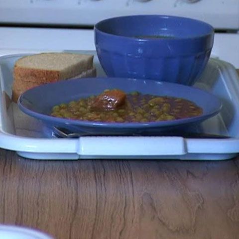 Pensionarii cu venituri mici din Târgu-Mureş pot mânca gratis o masă caldă 