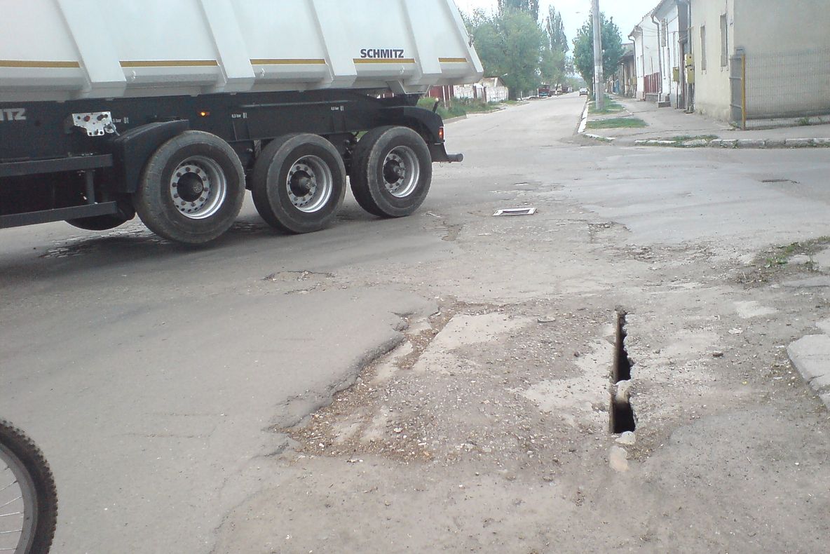 Şoferii îşi distrug maşinile în şosele pline de găuri