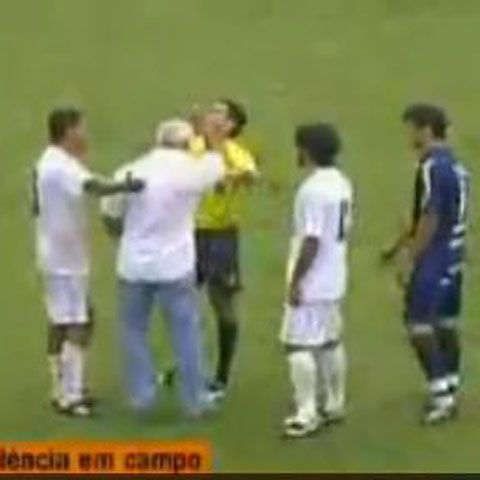 Un antrenor l-a bruscat pe un jucător advers şi i-a aplicat un pumn arbitrului!