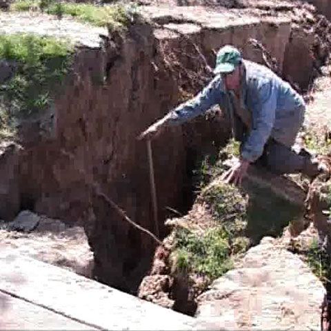 O casă a fost înghiţită de pământ, iar drumul de acces s-a prăbuşit, în Telega, judeţul Prahova 
