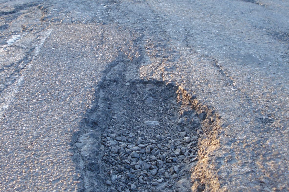 Şosea plină de gropi în judeţul Neamţ 