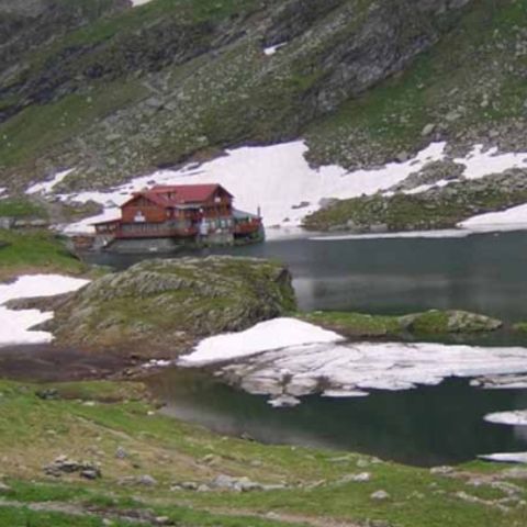 În weekend, am avut parte de lapoviţă şi ninsoare la munte