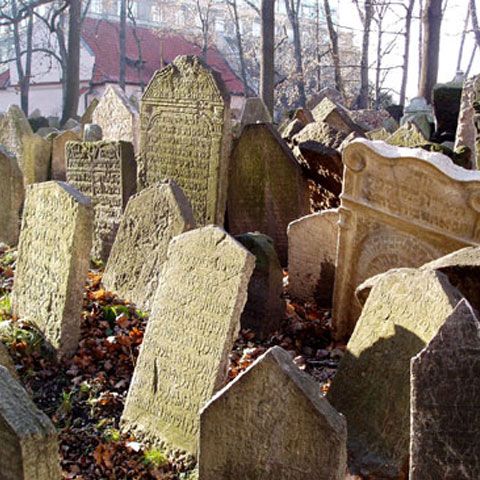 Profanarea cimitirelor evreieşti nu este anchetată aprofundat de autorităţile române, acuză un ONG